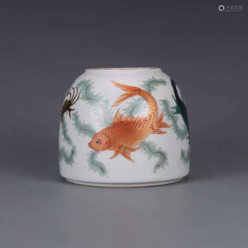 A CHINESE FAMILLE ROSE PAINTED PORCELAIN WATER POT