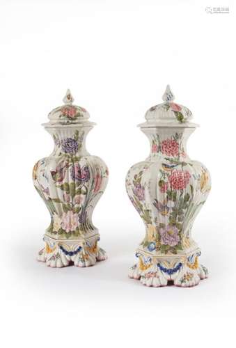 ITALIE NOVE BASANO Paire de vases godronnés hexago…