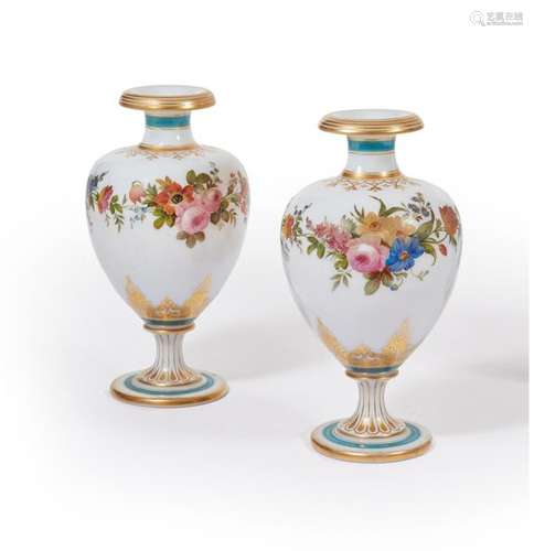 BACCARAT Paire de vases en opaline de forme ovoïde…