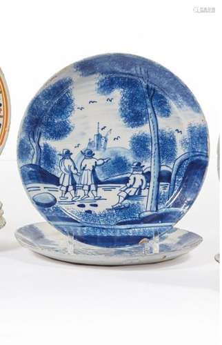 DELFT Deux assiettes formant pendant à décor en ca…