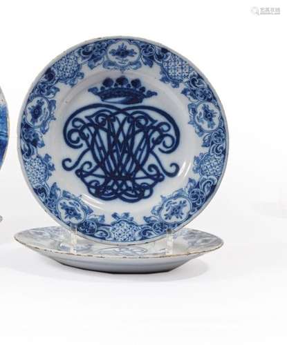 DELFT Deux assiettes formant pendant à décor en ca…