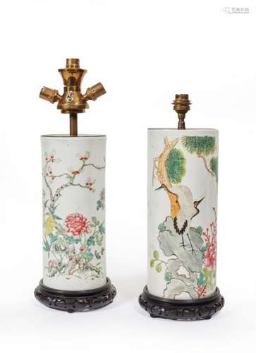 Deux vases rouleau l'un à décor de magnolias et pi…