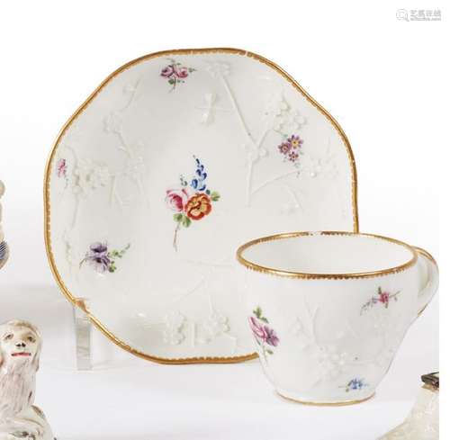 SEVRES Tasse et une sous tasse lobée a décor en re…