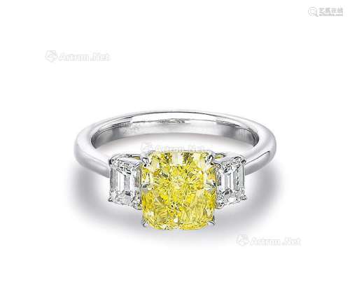 2.17克拉 枕垫形浓彩黄色钻石配钻石戒指