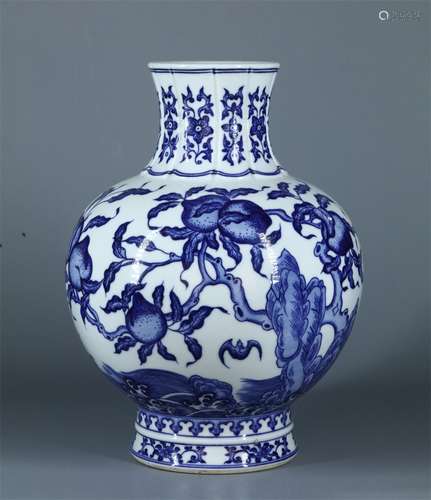 A QING QINLONG DYNSTY BLUE AND WHITE PEACH VASE