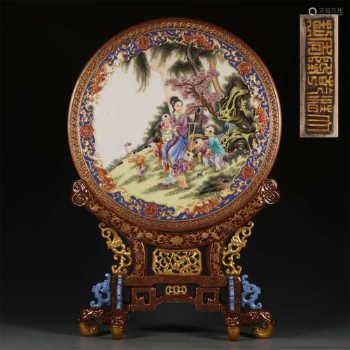 A QING DYNASTY QIANLONG SCREEN ,THE PICTURE OF BABY IN ENAMEL,ALUM AND RED