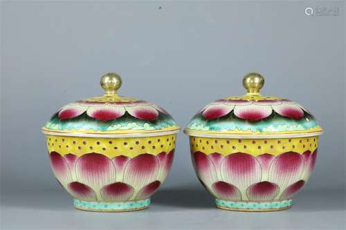 A PAIR OF QING QIANLONG DYNASTY FAMILLE ROSE LOTUS BOWLS