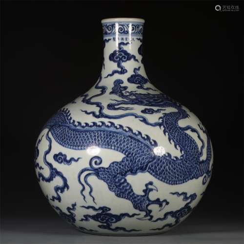 A MING DYNASTY BLUE AND WHITE VASE WITH DRAGON PATTERN