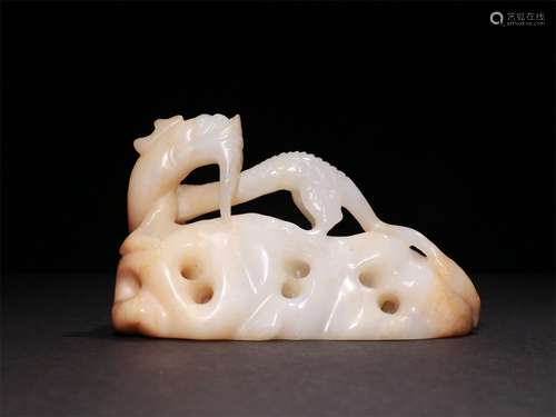 A QING DYNASTY HETIAN JADE DRAGON PATTERN SHANZI ORNAMENT