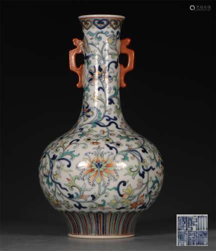 A QING DYNASTY DOUBLE EARS BUCKET COLOR BOTTLE WITH FLOWER PATTERN