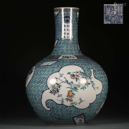 A QING DYNASTY VASE WITH FLOWER PATTERN