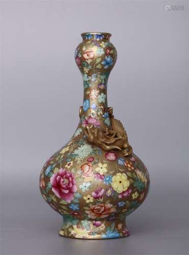 A QIANLONG DYNASTY ENAMEL GILDED CHI DRAGON VASE