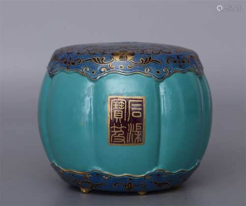 A YONGZHENG DYNASTY TURQUOISE GREEN PORCELAIN DRUM ORNAMENT