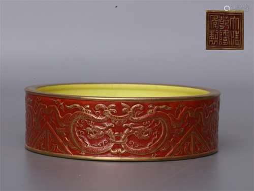 A QING QIANLONG DYNASTY DOUBLE DRAGON PAINTED GOLD BRUSH WASH