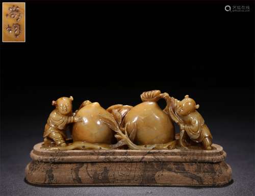 A FAMOUS SHANGJUN STYLE OF CHILD AND PEACHES ORNAMENT