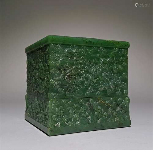 A QING DYNASTY GREEN JADE DRAGON DESIGN  BOX WITH COVER