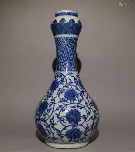 A MING DYNASTY BULE AND WHITE LOTUS GARLIC BOTTLE