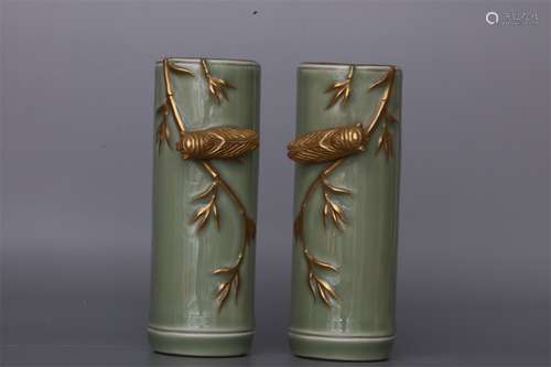 A PAIR OF QING QIANLONG DYNASTY PORCELAIN GILDED HANG BOTTLES