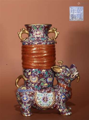 A QIANLONG DYNASTY GLAZE COLOR PAINTED GOLD  ANIMAL APPRECIATION BOTTLE