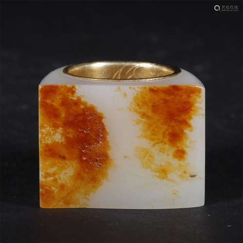 A QING DYNASTY WHITE JADE THUMB RING