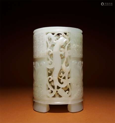 A QING DYNASTY HETIAN JADE CARVING BRUSH HOLDER WITH DRAGON PATTERN