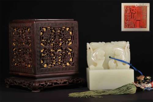 A QING DYNASTY HETIAN WHITE JADE SEAL