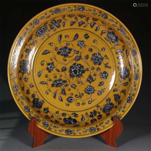 A MING DYNASTY BLUE AND WHITE LEMON PLATE