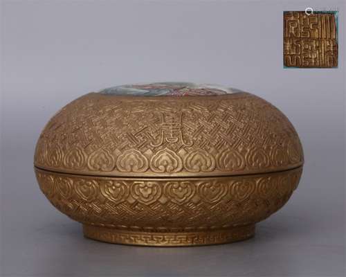 A QING QIANLONG DYNASTY PORCELAIN GILT  BOX WITH COVER