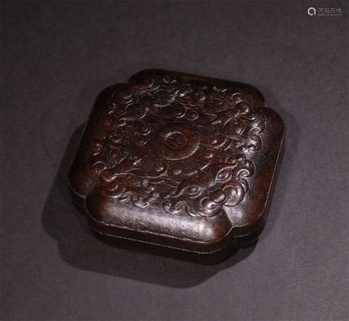 A QING DYNASTY AGARWOOD ANIMAL BOX WITH COVER