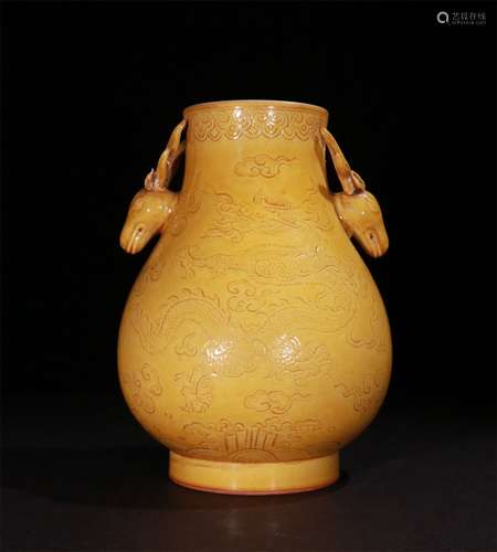 A QING DYNASTY YELLOW GLAZED SHEEP HEAD JAR WITH DRAGON PATTERN