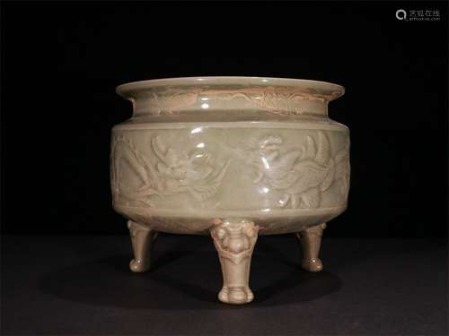 A LIAO DYNASTY LONGQUAN KILN INCENSE BURNER WITH DRAGON AND PHOENI PATTERNS