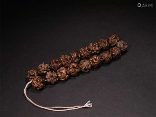 A QING DYNASTY  AGARWOOD EIGHTEEN BEADS HAND-HELD