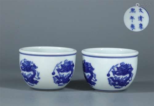 A PAIR OF QING QIANLONG DYNASTY BLUE AND WHITE GRAGON PATTERN CUPS