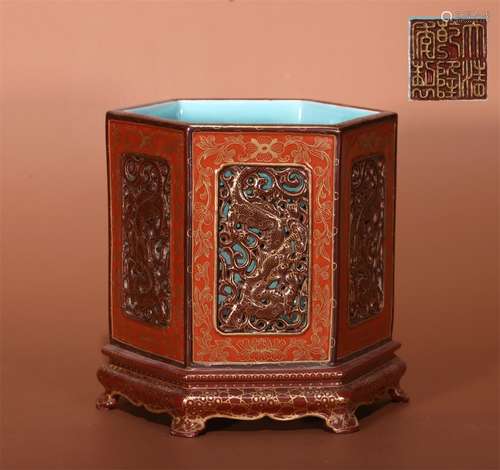 A QING QIANLONG DYNASTY CARMINE PAINTED GOLD HOLLOWED BRUSH HOLDER