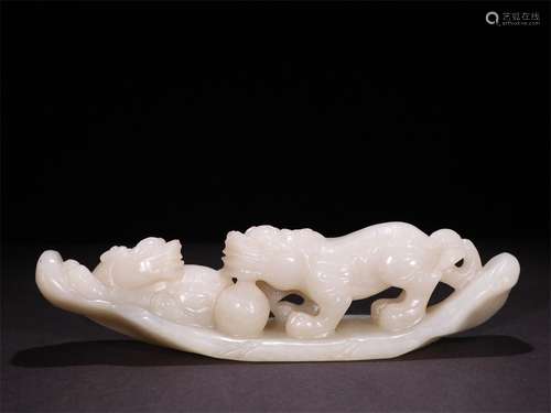 A QING DYNASTY HETIAN JADE ORNAMENT WITH DOUBLE BEASTS PLAYING WITH PEARLS