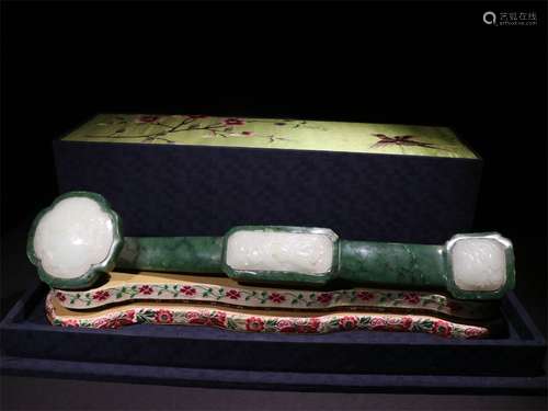 A QING DYNASTY GREEN JADE INLAID WITH WHITE JADE RUYI ORNAMENT