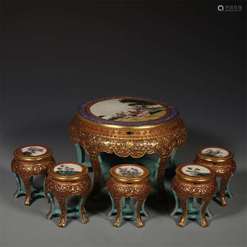 A SET OF QING QIANLONG DYNASTY TABLE AND FIVE STOOLS WITH ENAMEL CARVING