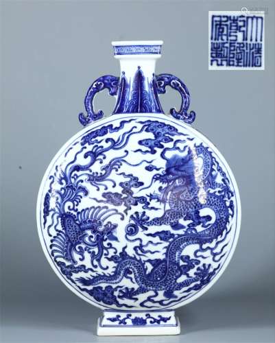A QING QIANLONG DYNASTY BLUE AND WHITE VASE WITH DOUBLE EARS