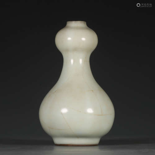 Chinese Guan Yao Style Porcelain Vase