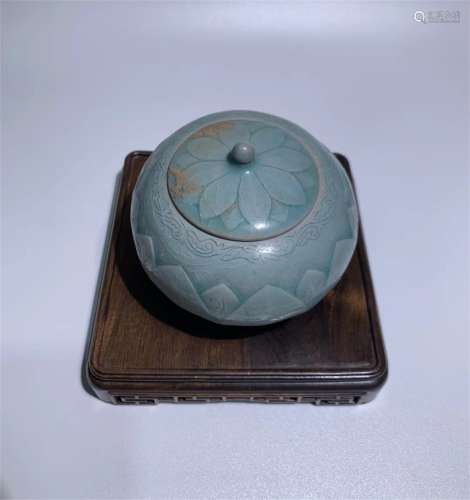 A LIAO DYNASTY LOTUS CELADON BOX WITH LID