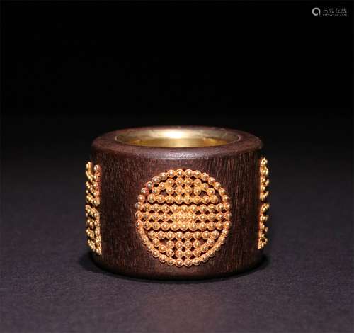 A QING DYNASTY AGARWOOD INLAID SILVER GILT LONGEVITY THUMB RING