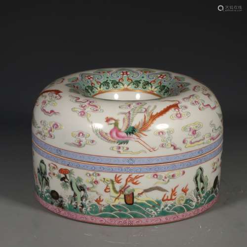 A QING DYNASTY QIANLONG STYLE FAMILLE ROSE  BOX WITH COVER