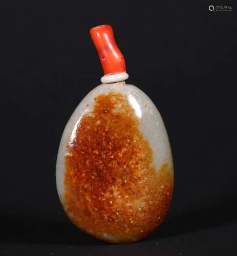 A QING DYNASTY HETIAN SEED MATERIAL SNUFF BOTTLE