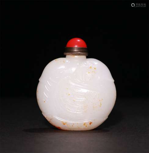 A QING DYNASTY HETIAN JADE SNUFF BOTTLE