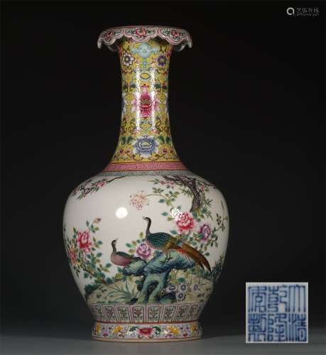 A QING QIANLONG STYLE FAMILLE ROSE PEACOCK VASE WITH FLOWER PATTERN