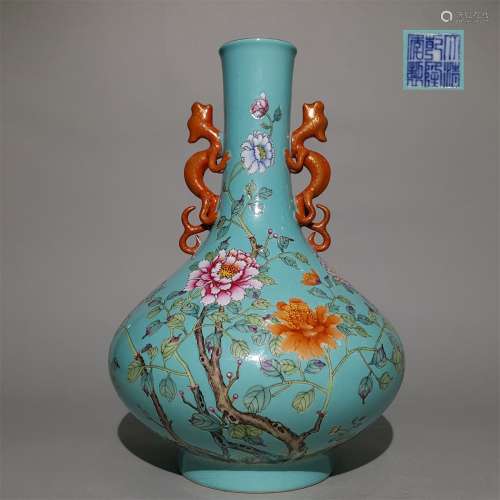 A QING DYNASTY TUEQUQISE FAMILLE ROSE VASE