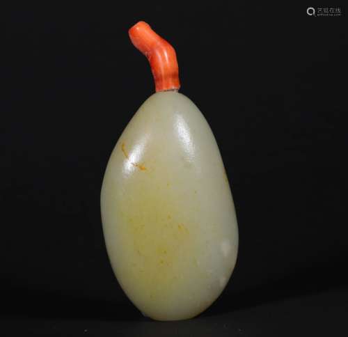 A QING DYNASTY WHITE JADE SNUFF BOTTLE
