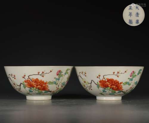 A PAIR OF QING QIANLONG STYLE FAMILLE ROSE BOWLS