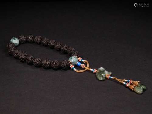 A QING DYNASTY EAGLEWOOD EIGHTEEN BEADS HAND STRING