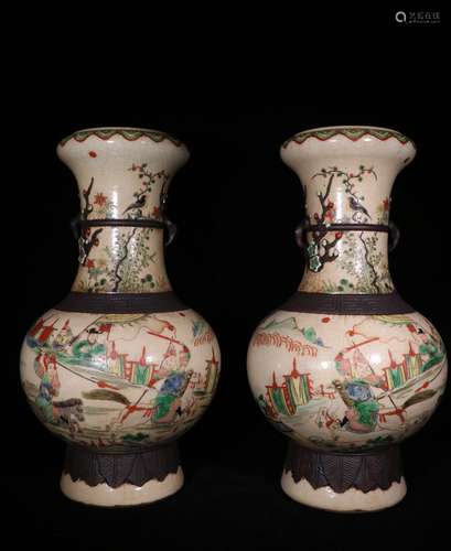 A PAIR OF QING DYNASTY GE KILN WITH COLORFUL FIGURES OF THE THREE KINGDOMS VASES